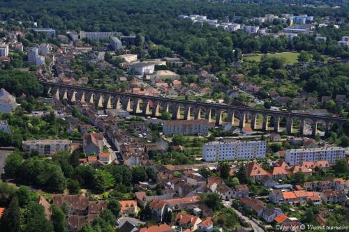 an aerial view of a city with buildings and a bridge at Studio Cosy - Manoir Securisé - Avon in Avon