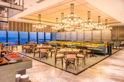 Un restaurante u otro lugar para comer en Hilton Kinshasa