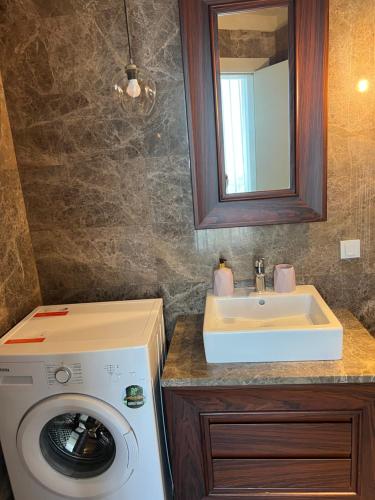 a bathroom with a washing machine and a sink at dikkat çekmesini in Istanbul