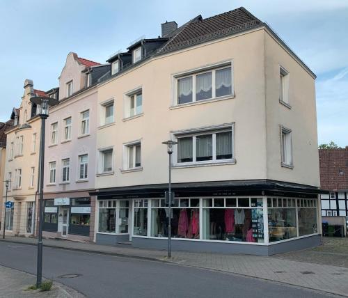 un gran edificio en una calle con una tienda en Mitten in Detmold mit schönem Ausblick, en Detmold