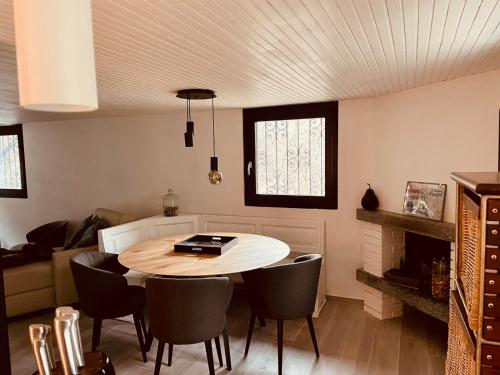 ein Wohnzimmer mit einem Tisch, Stühlen und einem Sofa in der Unterkunft Superb Chalet Monterosa in Anzino