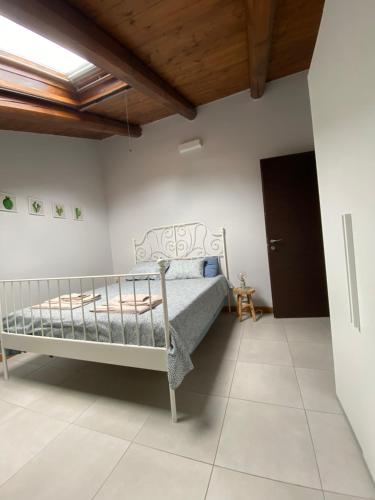 布拉的住宿－Casa di Fiocco，一间白色客房内的床铺卧室