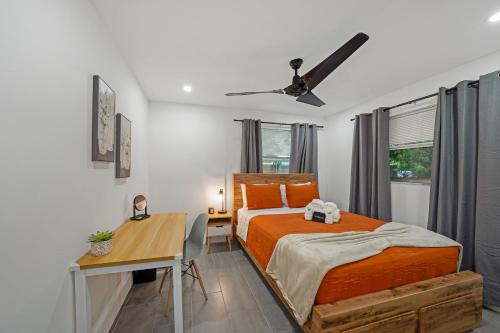 1 dormitorio con cama, escritorio y mesa en Peaceful Retreat By Pmi, en Fort Lauderdale