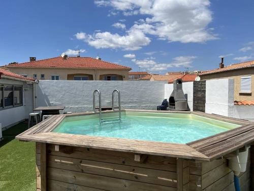 un bain à remous sur une terrasse avec un toit dans l'établissement Grand appartement avec terrasse et piscine privée, à Saint Pierre La Mer