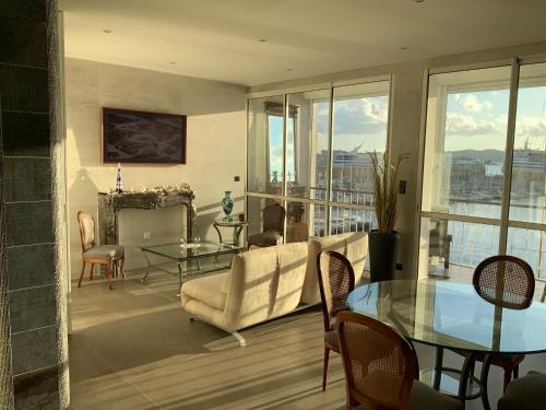 un salon avec un canapé et une table dans l'établissement Port de Toulon Merveilleux !, à Toulon