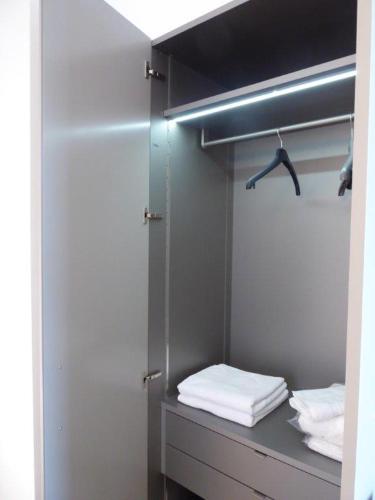a room with a closet with white towels on a counter at Alte Villa in Pähl