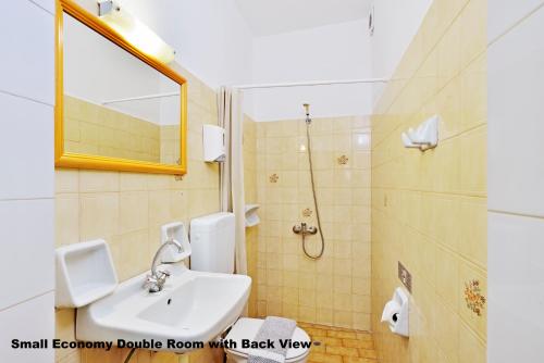 y baño pequeño con lavabo y ducha. en Katerina Rooms for Rent, en La Canea