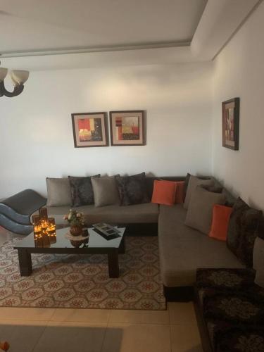 een woonkamer met een bank en een tafel bij Appartement - Manar 1 Tunis in Tunis
