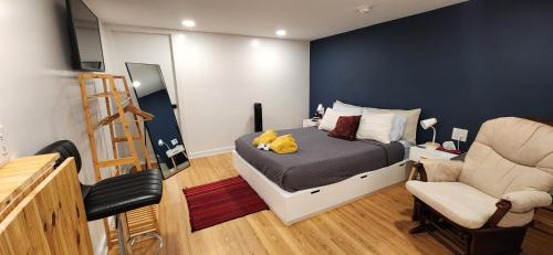 1 dormitorio con cama, escalera y silla en Private Studio Close to Downtown Rhinebeck, en Rhinebeck