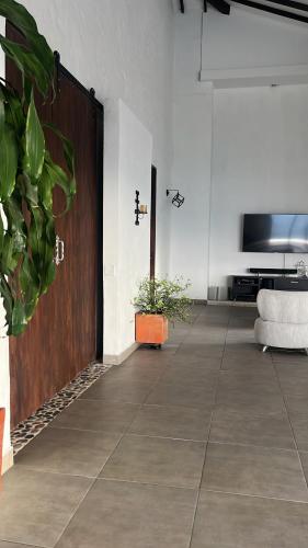a living room with a wooden door and a couch at Villa Venecia Colonial in Venecia