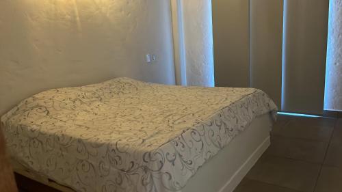 a small bed in a room with a window at Villa Venecia Colonial in Venecia