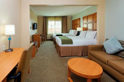 Habitación de hotel con 2 camas y sofá en Holiday Inn Express Hotel & Suites Santa Clara - Silicon Valley, an IHG Hotel, en Santa Clara