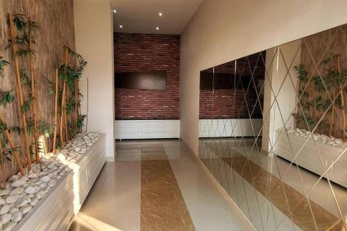 un pasillo con plantas en la pared de un edificio en 330qm Apartment in Alanya, 300m vom Meer, toller Ausblick, en Alanya
