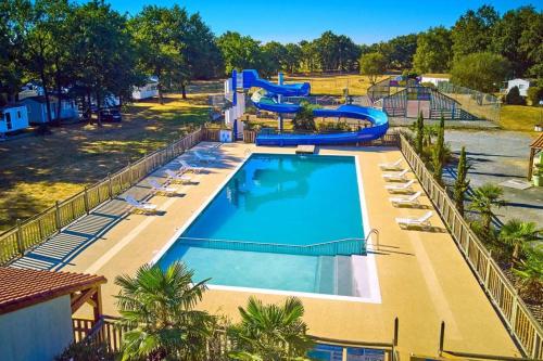 an overhead view of a pool at a water park at Mobil Home 4 pers proche Puy du Fou et Montaigu (Vendée 85) in La Boissière-de-Montaigu