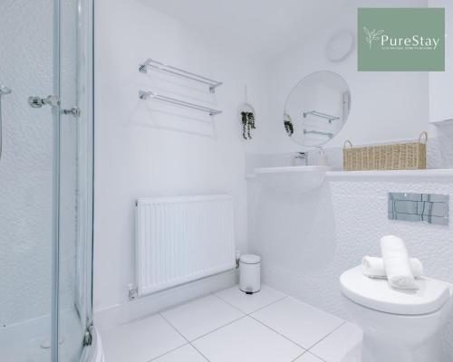 Kúpeľňa v ubytovaní Amazing Four Bed House At PureStay Short Lets & Serviced Accommodation Manchester Near Etihad With Parking