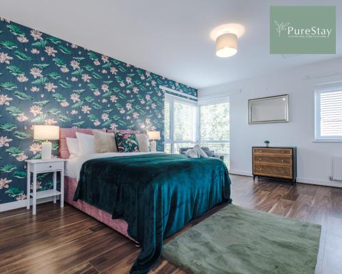 a bedroom with a bed with a green bedspread at Amazing Four Bed House At PureStay Short Lets & Serviced Accommodation Manchester Near Etihad With Parking in Manchester