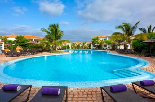 uma piscina no resort em Tortuga Beach Villa em Santa Maria