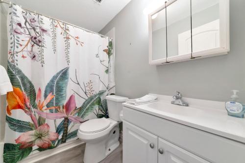 La salle de bains est pourvue de toilettes et d'un rideau de douche. dans l'établissement Walk to the beach and village - Gulf Villa, à Siesta Key