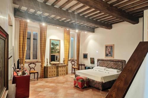 een slaapkamer met een bed en een tafel en stoelen bij Suite Patrimonio Unesco - Assisi Centro Storico in Assisi