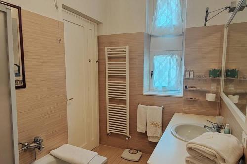een badkamer met een wastafel en een spiegel bij Suite Patrimonio Unesco - Assisi Centro Storico in Assisi