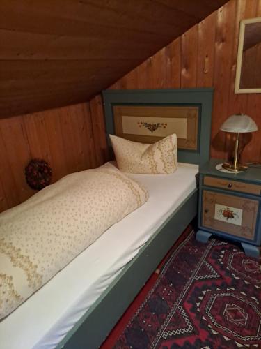 ein Schlafzimmer mit 2 Betten und einem Tisch mit einer Lampe in der Unterkunft Ferienwohnung Buddatsch-Hofmann in Oberstdorf