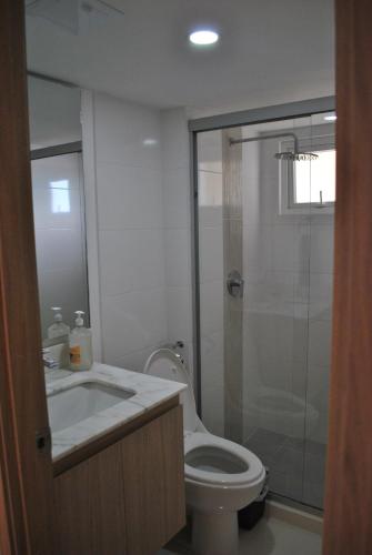 ein Bad mit einem WC, einem Waschbecken und einer Dusche in der Unterkunft Lujoso apartamento frente al mar in Tubará