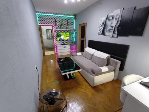 ヴロツワフにあるAPARTAMENT VENGE -CAŁE MIESZKANIE 46m2 NA WYŁĄCZNOŚĆ - Z JEDNĄ SYPIALNIĄ I JEDNYM SYPIALNO-SALONEM -3 PIĘTRO BEZ WINDY- REZERWACJA BEZ KARTY KREDYTOWEJ-KLIMATYZACJA-NETFLIX-2 ŁÓŻECZKA DZIECIĘCE- BEZPŁATNY PARKING PUBLICZNYのリビングルーム(ソファ、テーブル付)