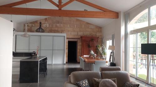 une cuisine et un salon avec un canapé et une table dans l'établissement Villa Serenity, à Saint-Vincent-de-Paul