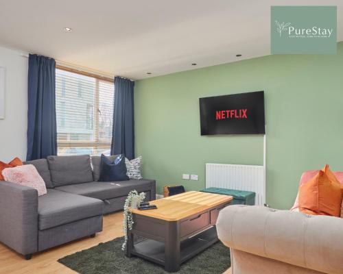 sala de estar con sofá y mesa en Three Bedroom House By PureStay Short Lets & Serviced Accommodation Manchester With Free Parking, en Mánchester