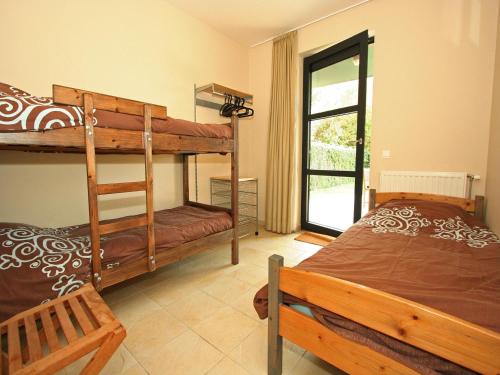 1 Schlafzimmer mit 2 Etagenbetten und einem Fenster in der Unterkunft Maanvis in Cadzand