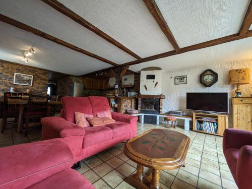salon z różową kanapą i stołem w obiekcie Belle Vue Des Praz w Chamonix-Mont-Blanc