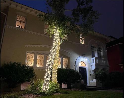 Ảnh trong thư viện ảnh của Pineapple House, Romantic 3 Bed 2 Bath Apt, Sleeps 6! Private Balcony! City Center! FREE Parking! ở Denver