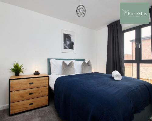 um quarto com uma cama, uma cómoda e uma janela em Stunning 5 Bed House By PureStay Short Lets & Serviced Accommodation Manchester With Parking em Manchester