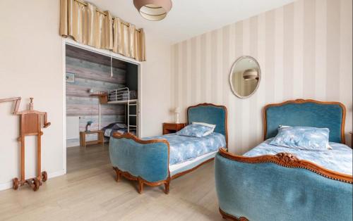 ベルク・シュル・メールにあるMag's Dreamのベッドルーム(ベッド2台、青い椅子付)