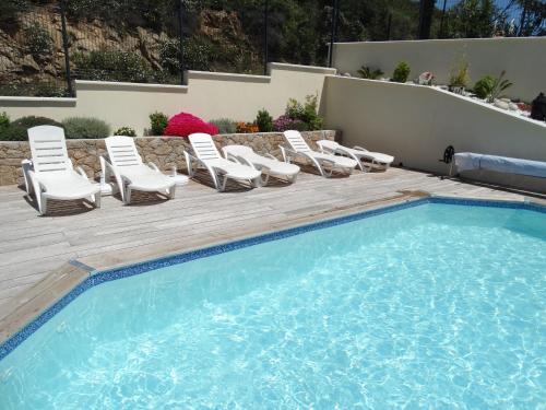 Gîtes Sassone, piscine, jacuzzi et vue mer panoramique sur Ajaccioの敷地内または近くにあるプール