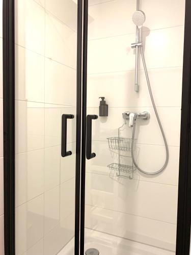 a shower with the word lift in a bathroom at Alles komplett - 2 Schlafzimmer, große Küche, Bad in Cologne