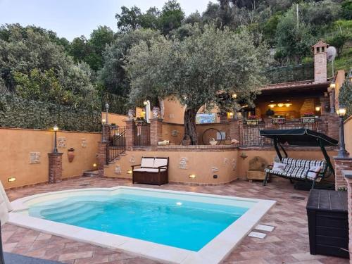 サンタレッシオ・シークロにあるVilla Alecla - Sea Villa near Taorminaの家のある庭のスイミングプール