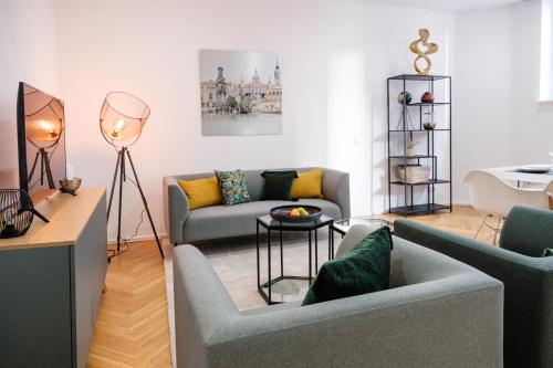 Sala de estar con 2 sofás y mesa en High Loft I zentral und modern, en Hannover