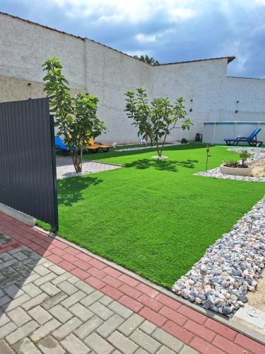a building with a yard with grass and trees at Alojamento Local Terreiro in Pombal
