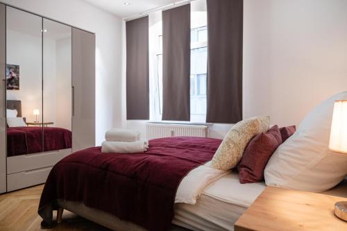 1 dormitorio con cama y espejo grande en High Loft I zentral und modern, en Hannover