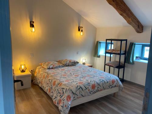 - une chambre avec un lit, deux lampes et une échelle dans l'établissement Maison cosy et calme, à Saint-Symphorien