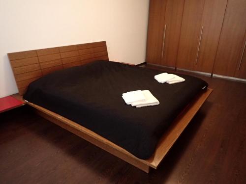 Una cama con dos toallas encima. en Marguerite apartment - parking including, en Bratislava