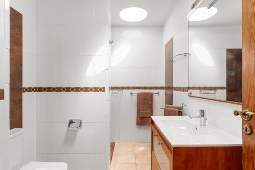 een badkamer met een wastafel en een douche bij Villa Munay in Puerto del Carmen