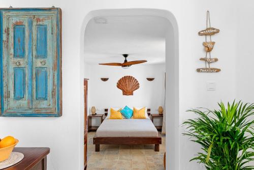 een slaapkamer met een bed en een plafondventilator bij Villa Munay in Puerto del Carmen