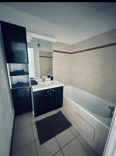 馬賽的住宿－Appartement en résidence tout confort，带浴缸、水槽和浴缸的浴室