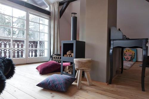 uma sala de estar com lareira e uma janela em Exklusives Landhaus in den Bergen em Arzl im Pitztal
