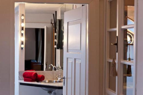 uma casa de banho com um lavatório e um espelho em Exklusives Landhaus in den Bergen em Arzl im Pitztal