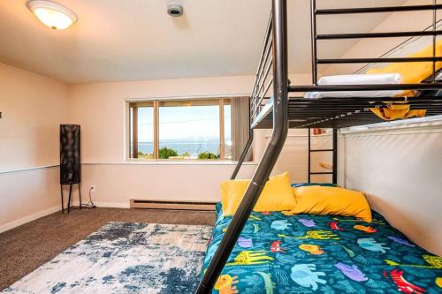 ein Schlafzimmer mit einem Etagenbett und einem Fenster in der Unterkunft Home on camano in Camano