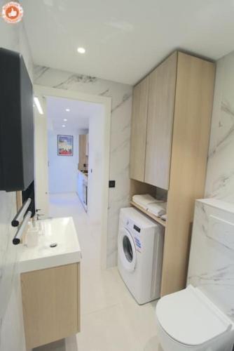 La salle de bains est pourvue d'un lavabo et d'un lave-linge. dans l'établissement ALC - BR12 - 3 min Croisette - 14 min Palais, à Cannes