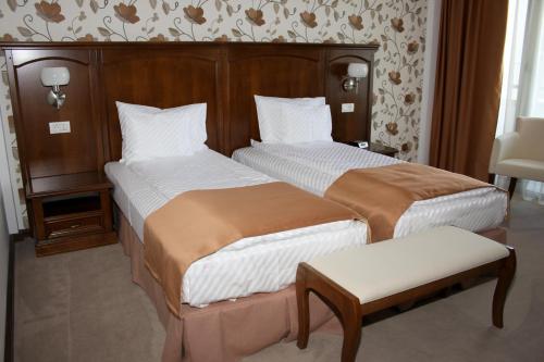 two twin beds in a hotel room with at Hotel President in Baile Felix